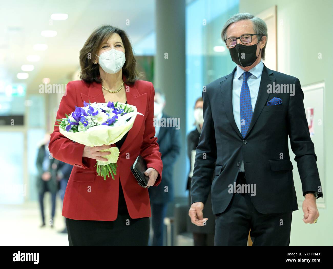 Die neue US-Botschafterin in Österreich, Victoria Kennedy (L) und Peter Launsky-Tieffenthal (R), Generalsekretär des österreichischen Außenministeriums, nach ihrer Ankunft am 7. Januar 2022 am Flughafen Wien. - 20220107 PD1183 - Rechteinfo: Rights Managed (RM) Stockfoto