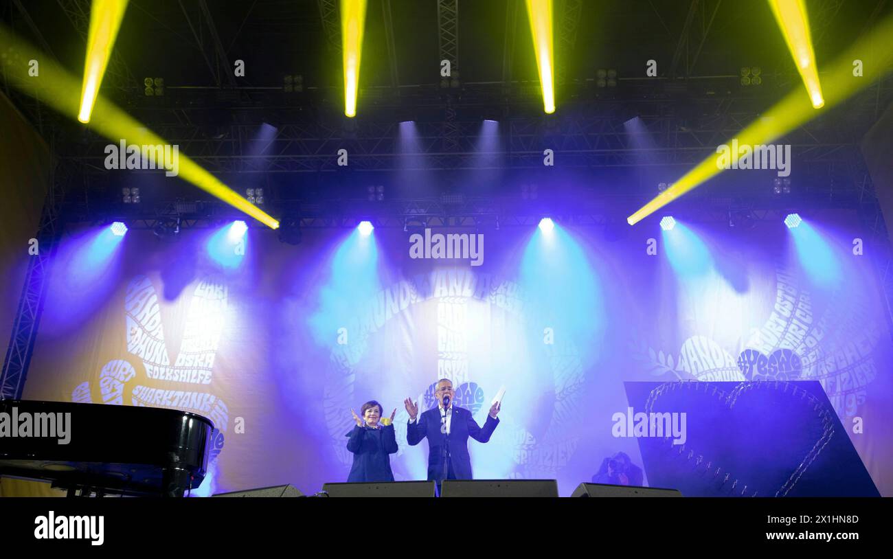 Ein Benefizkonzert unter dem Titel "YesWeCare" für die Opfer des russischen Krieges in der Ukraine am 27. März 2022 auf dem Heldenplatz in Wien. Der österreichische Präsident Alexander Van der Bellen und seine Frau Doris Schmidauer sprechen Teilnehmer - 20220327 PD7600 - Rechteinfo: Rights Managed (RM) Stockfoto