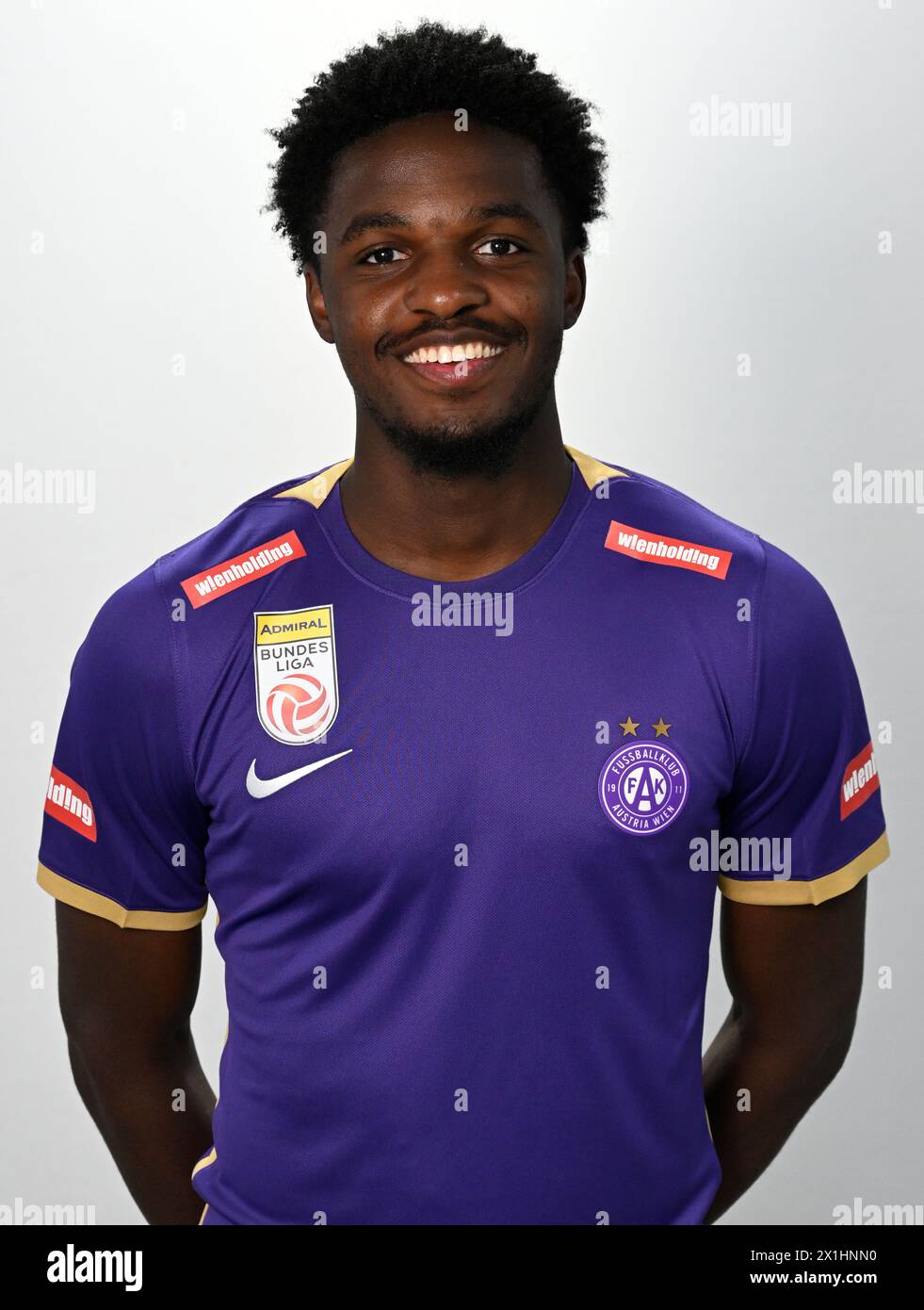 ABD0096 20220704 - Billy Koumetio (Österreich) beim Team- und Porträtschießen des österreichischen Bundesliga-Clubs FK Austria Wien am 4. Juli 2022 in Wien. - 20220704 PD4710 - Rechteinfo: Rechte verwaltet (RM) Stockfoto