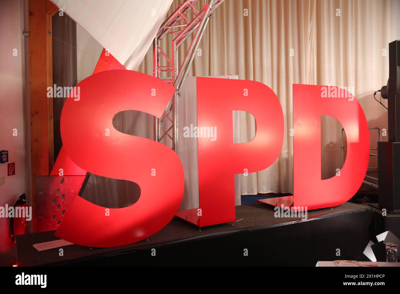 Blick am Sonntag 14.04.2024 in der Tenne vom Schlosshotel Fleesensee der Ortschaft Göhren-Lebbin Landkreis Mecklenburgische Seenplatte auf den Ordentlichen Landesparteitag der SPD des Landes Mecklenburg-Vorpommern mit dem SPD-Logo im Mittelpunkt. *** Ansicht am Sonntag 14 04 2024 in der Scheune des Schlosshotels Fleesensee im Dorf Göhren Lebbin im Landkreis Mecklenburgische Seenplatte bei der ordentlichen Landesparteikonferenz der SPD des Landes Mecklenburg-Vorpommern mit dem SPD-Logo in der Mitte Stockfoto