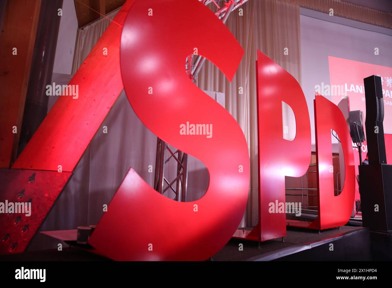Blick am Sonntag 14.04.2024 in der Tenne vom Schlosshotel Fleesensee der Ortschaft Göhren-Lebbin Landkreis Mecklenburgische Seenplatte auf den Ordentlichen Landesparteitag der SPD des Landes Mecklenburg-Vorpommern mit dem SPD-Logo im Mittelpunkt. *** Ansicht am Sonntag 14 04 2024 in der Scheune des Schlosshotels Fleesensee im Dorf Göhren Lebbin im Landkreis Mecklenburgische Seenplatte bei der ordentlichen Landesparteikonferenz der SPD des Landes Mecklenburg-Vorpommern mit dem SPD-Logo in der Mitte Stockfoto