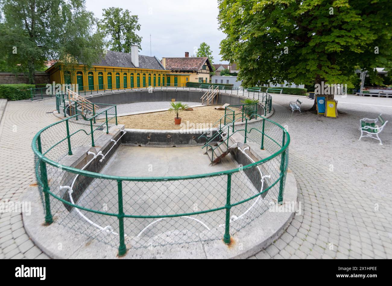 Ein ausgetrocknetes Schwimmbad des Thermalbades Bad Fischau, Österreich; aufgenommen am Dienstag, 02. August 2022. - 20220802 PD12346 - Rechteinfo: Rechte verwaltet (RM) Stockfoto