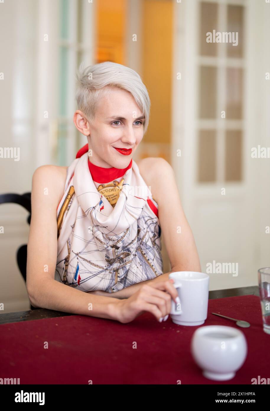 Die österreichische Komödiantin und Autorin Lisa Eckhart hat während eines Interviews über ihr neues Buch „Boum“ mit der APA - Austria Presse Agentur, 16. August 2022 in Wien, Österreich, begonnen. - 20220816 PD10161 - Rechteinfo: Rights Managed (RM) Stockfoto