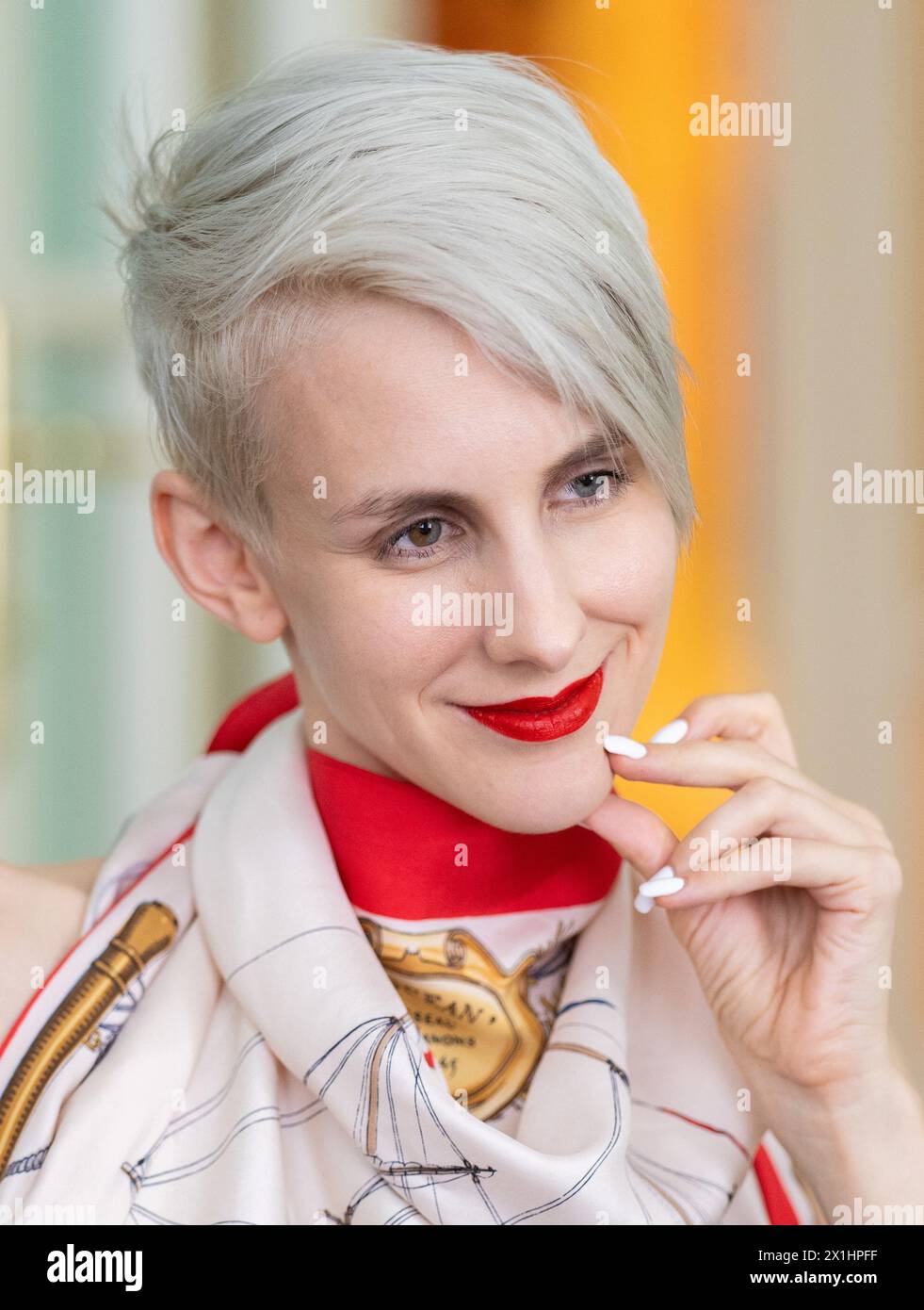 Die österreichische Komödiantin und Autorin Lisa Eckhart hat während eines Interviews über ihr neues Buch „Boum“ mit der APA - Austria Presse Agentur, 16. August 2022 in Wien, Österreich, begonnen. - 20220816 PD10159 - Rechteinfo: Rights Managed (RM) Stockfoto