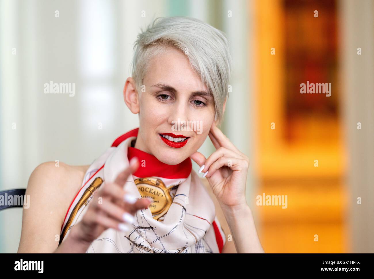 Die österreichische Komödiantin und Autorin Lisa Eckhart hat während eines Interviews über ihr neues Buch „Boum“ mit der APA - Austria Presse Agentur, 16. August 2022 in Wien, Österreich, begonnen. - 20220816 PD10162 - Rechteinfo: Rights Managed (RM) Stockfoto