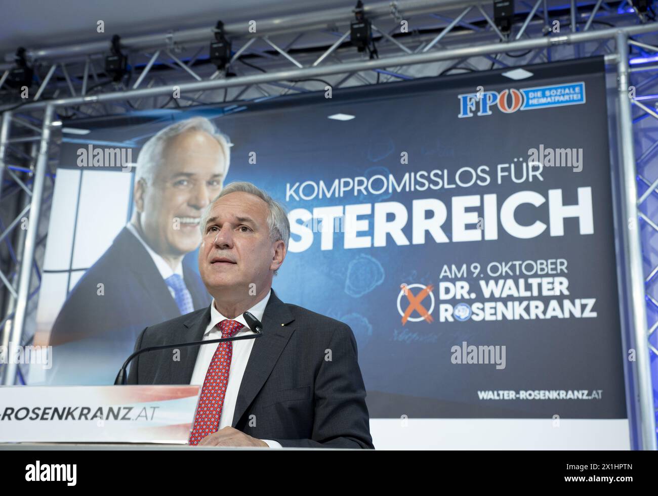 Bundesparteivorsitzender der FPOe Herbert Kickl (nicht im Bild) und Präsidentschaftskandidat Walther Rosenkranz bei der Präsentation der Wahlplakate für die bevorstehenden Präsidentschaftswahlen in Wien am 25. August 2022. - 20220825 PD1711 - Rechteinfo: Rechte verwaltet (RM) Stockfoto