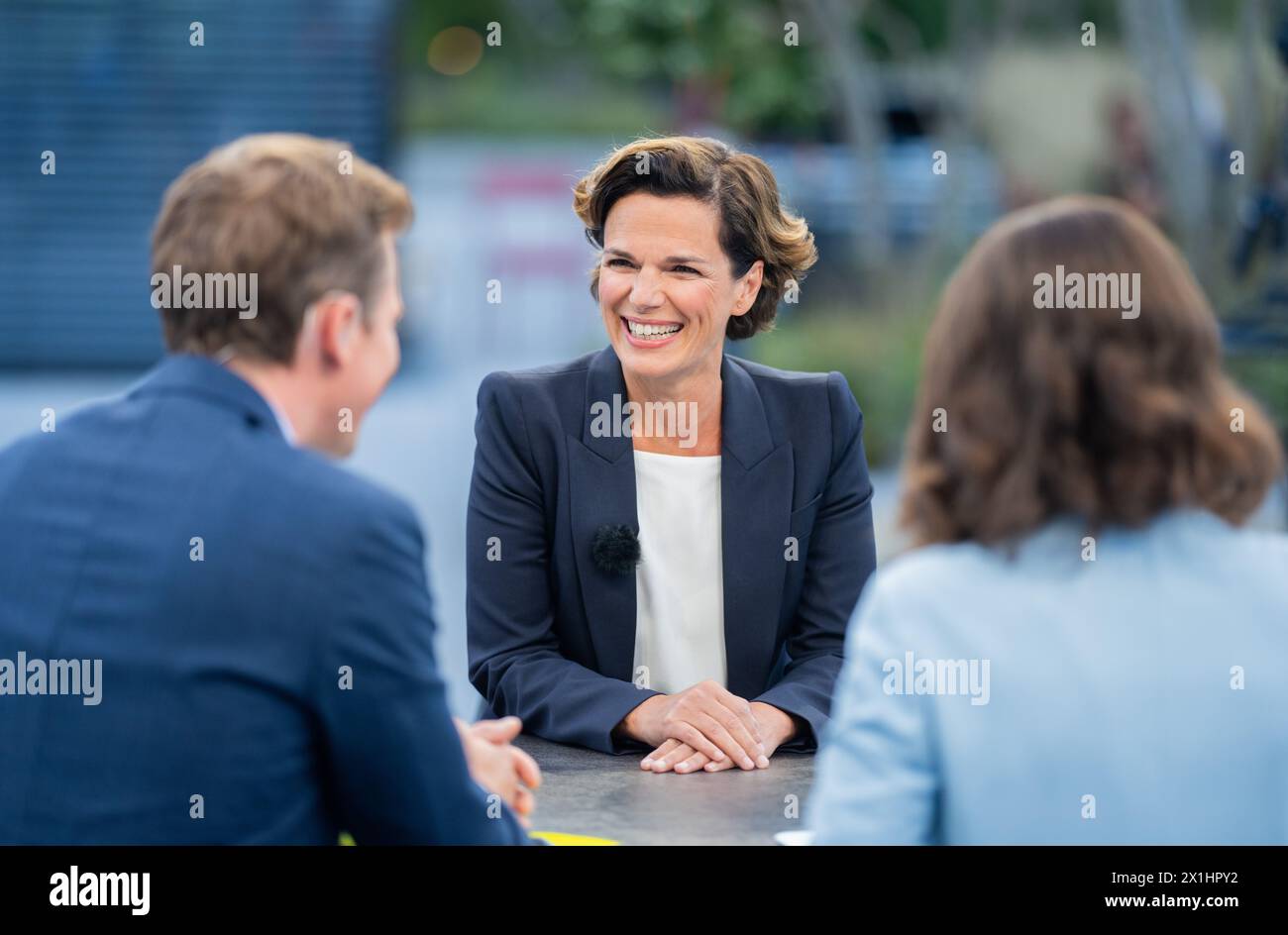 Österreichische Politiker werden von Julia Schmuck und Tobias Pötzelsberger während der Sommergespräche des ORF-TV-Interviews am 29. August 2022 in Wien befragt. Gast war die Vorsitzende der Sozialdemokratischen Partei Österreichs (SPOe) Pamela Rendi - Wagner. BILD: Pamela Rendi-Wagner - 20220829 PD5786 - Rechteinfo: Rights Managed (RM) Stockfoto