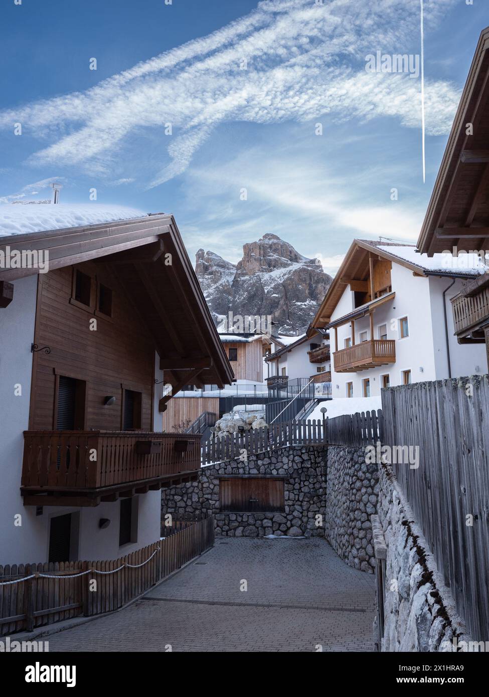 Typische Berghäuser in Colfosco, Alta Badia in den italienischen Alpen, Italien. Stockfoto