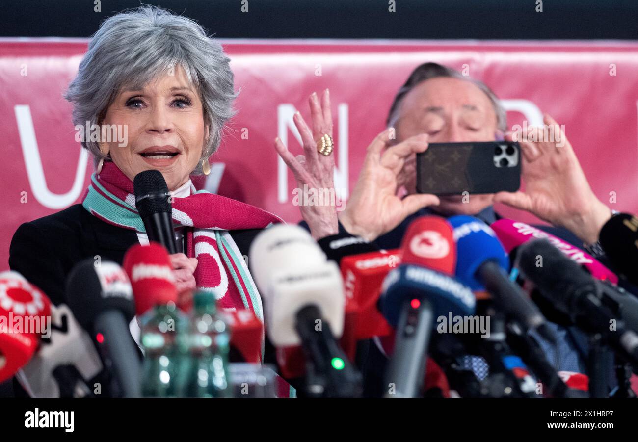 US-Schauspielerin Jane Fonda während einer Pressekonferenz mit Richard Lugner am 15. Februar 2023 in Wien. Fonda ist Lugners Stargast beim Opernball. Der Opernball, der prächtige Höhepunkt der Wiener Ballsaison, findet am 16. Februar 2023 statt. - 20230215 PD4293 - Rechteinfo: Rights Managed (RM) Stockfoto