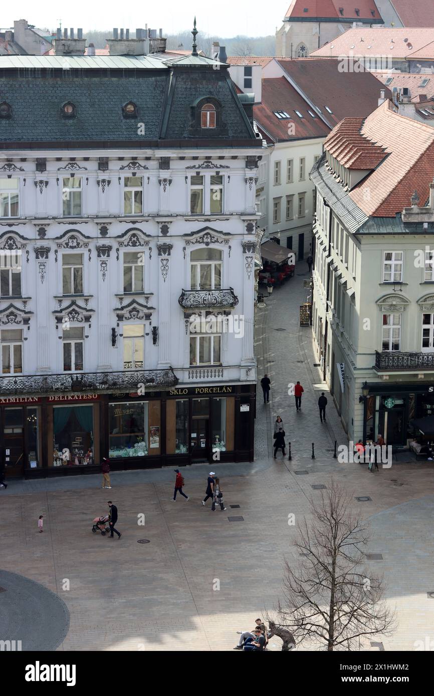 Wunderschöne winzige Straße in der Altstadt von Bratislava, Slowakei. Architektur Europas. Reiseziele Konzept. Stockfoto