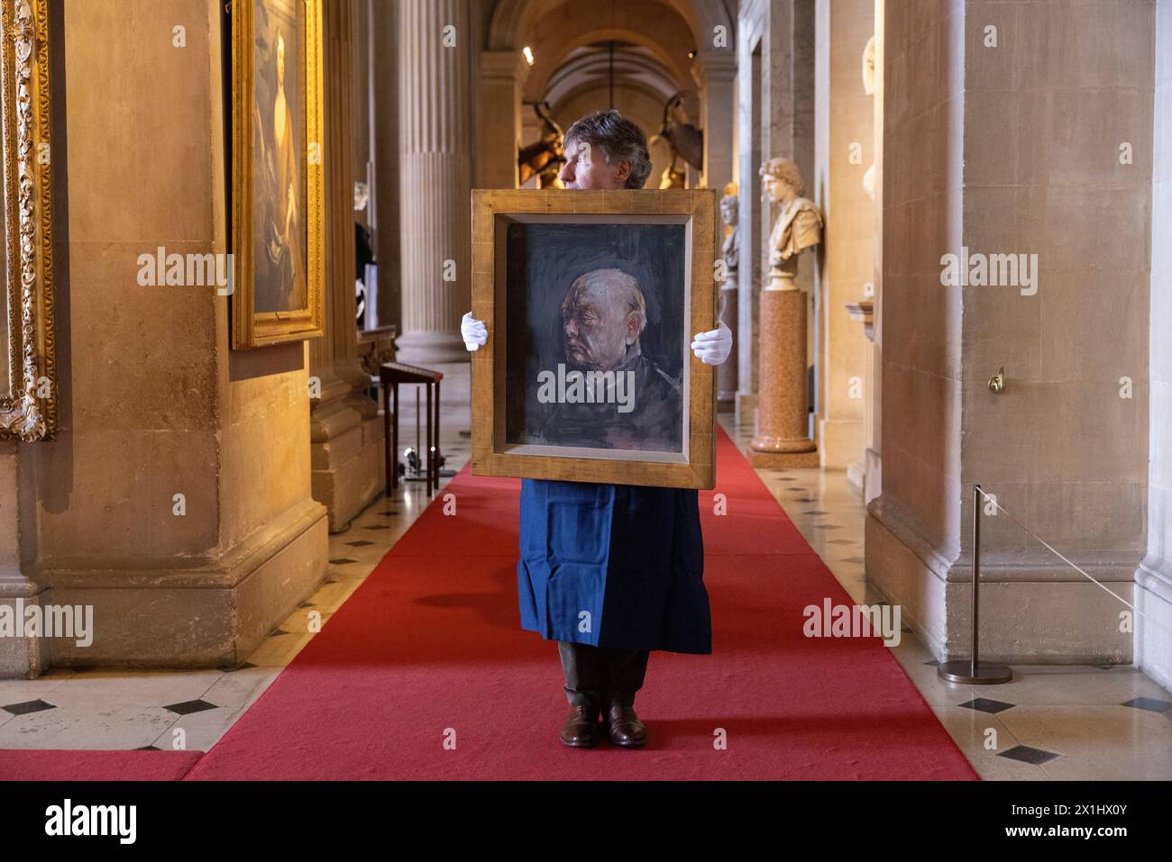 Sotheby's Staff trägt ein Porträt des ehemaligen britischen Premierministers Winston Churchill, gemalt von Graham Sutherland im Jahr 1954, Blenheim Palace, Großbritannien Stockfoto