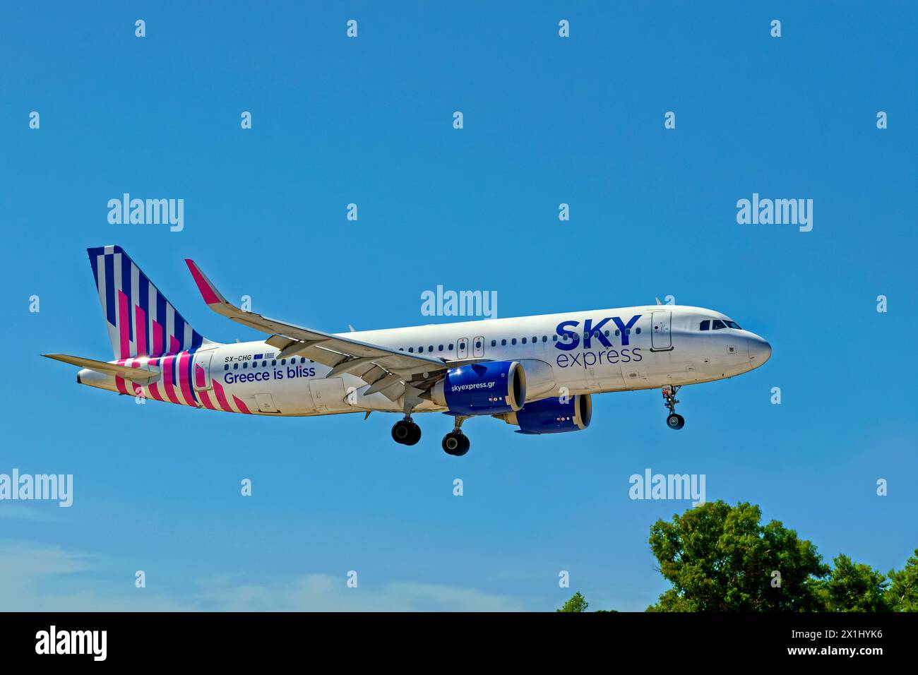 Der Sky Express Airbus A320-251N der griechischen Fluggesellschaft nähert sich einer Landung. Stockfoto