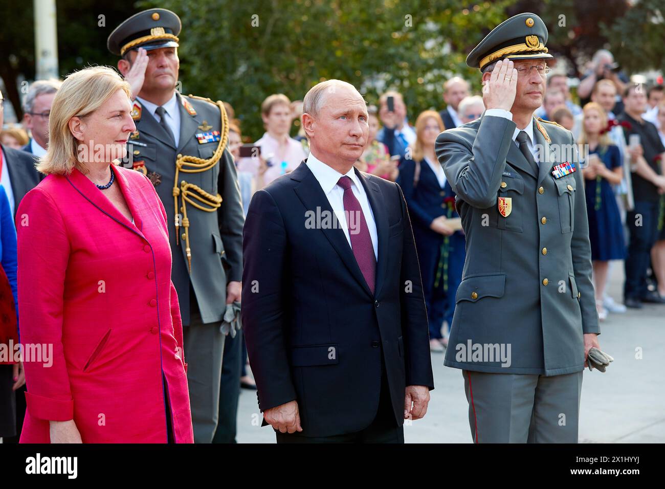 Der russische Präsident Wladimir Putin nimmt am 5. Juni 2018 an der Gedenkstätte für den Zweiten Weltkrieg in Wien Teil. Präsident Putin ist auf einem eintägigen Staatsbesuch in Österreich. Auf dem Bild: Der russische Präsident Wladimir Putin (R) und der österreichische Außenminister Karin Kneissl. - 20180605_PD10743 - Rechteinfo: Rechte verwaltet (RM) Stockfoto