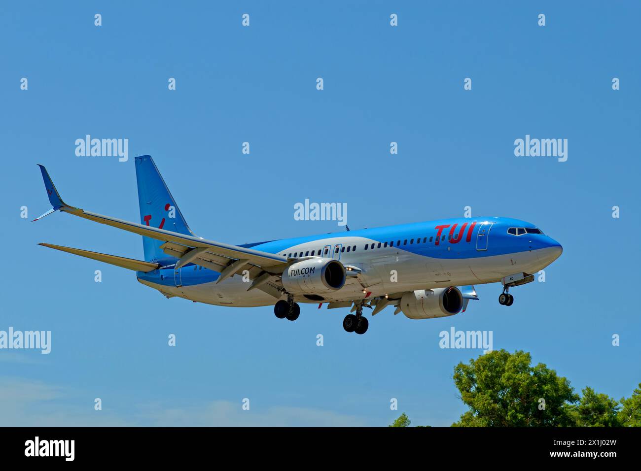 TUI-Flugzeuge kommen zu einer Flughafenlandung. Stockfoto