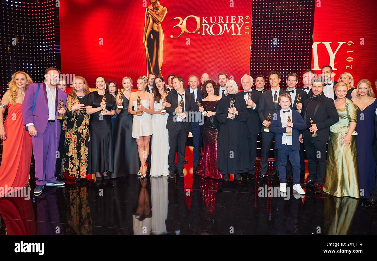 Romy Gala 2019 in Wien, 13. April 2019. Der Romy ist ein Fernsehpreis zu Ehren der in Österreich geborenen Schauspielerin Romy Schneider und wurde 1990 von der österreichischen Zeitung Kurier ins Leben gerufen. Gruppenfoto: Erich Altenkopf und Lilian KLEBOW, Thomas STIPSITS, Ulrike BEIMPOLD, Philipp HOCHMAIR, Erika PLUHAR, Marie BÄUMER, Marcel HIRSCHER, Armin WOLF, Caroline PETERS, Florian David FITZ, Bettina ZIMMERMANN und Kai WIESINGER, Proschat MADANI, Alina Zellhofer, Katharina STRASSER. - 20190413 PD12385 - Rechteinfo: Rechte verwaltet (RM) Stockfoto