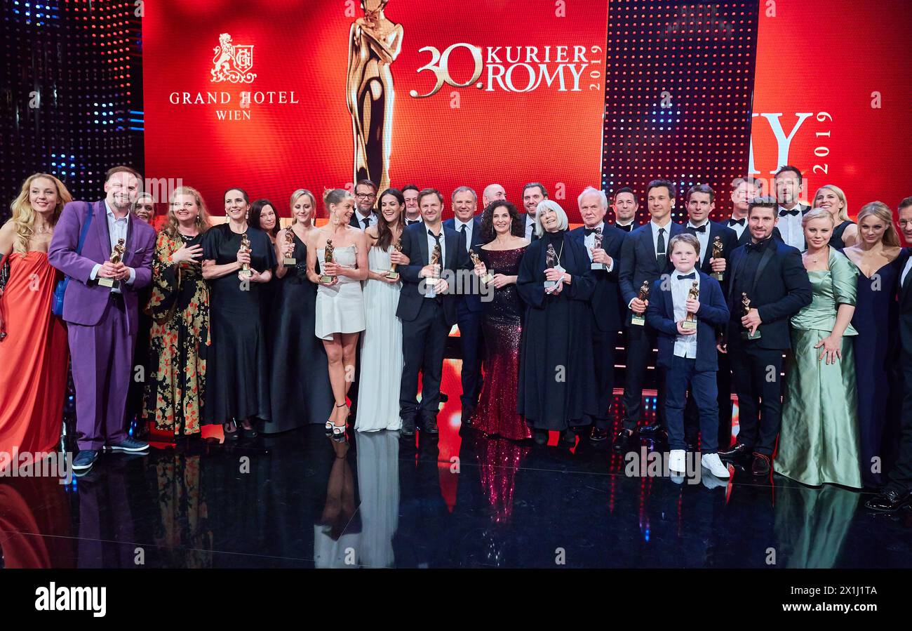 Romy Gala 2019 in Wien, 13. April 2019. Der Romy ist ein Fernsehpreis zu Ehren der in Österreich geborenen Schauspielerin Romy Schneider und wurde 1990 von der österreichischen Zeitung Kurier ins Leben gerufen. Gruppenfoto: Erich Altenkopf und Lilian KLEBOW, Thomas STIPSITS, Ulrike BEIMPOLD, Philipp HOCHMAIR, Erika PLUHAR, Marie BÄUMER, Marcel HIRSCHER, Armin WOLF, Caroline PETERS, Florian David FITZ, Bettina ZIMMERMANN und Kai WIESINGER, Proschat MADANI, Alina Zellhofer, Katharina STRASSER. - 20190413 PD12383 - Rechteinfo: Rechte verwaltet (RM) Stockfoto