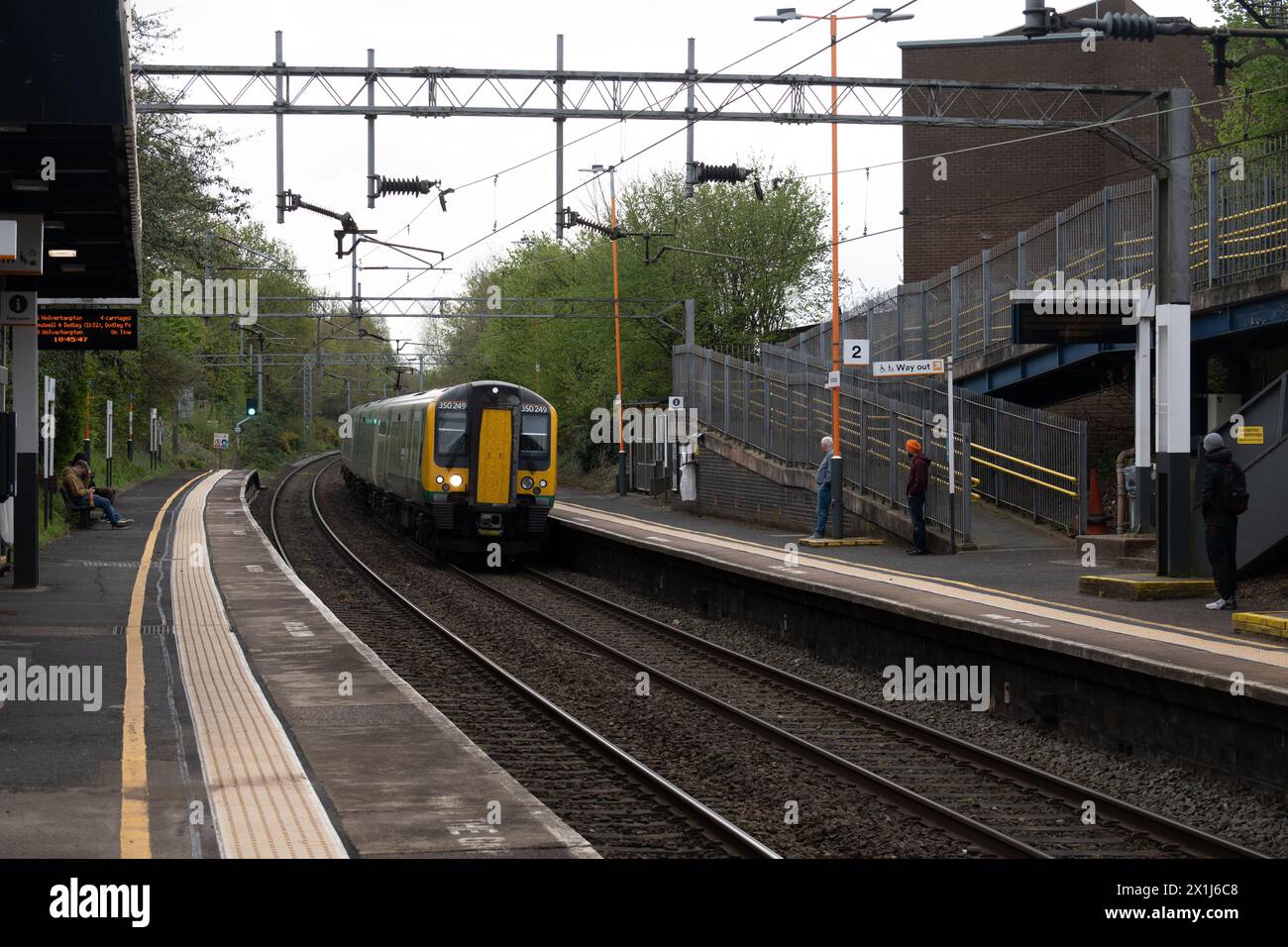 Zug der West Midlands Railway am Bahnhof Hamstead, Birmingham, West Midlands, England, Großbritannien Stockfoto