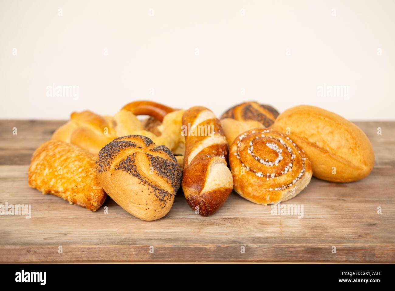 Köstliche Auswahl an frisch gebackenem Gebäck, einschließlich Käsebrötchen, Mohnbrötchen, Brötchen, herzhaften Brezeln und süßen Quark-Torten in Tradi Stockfoto