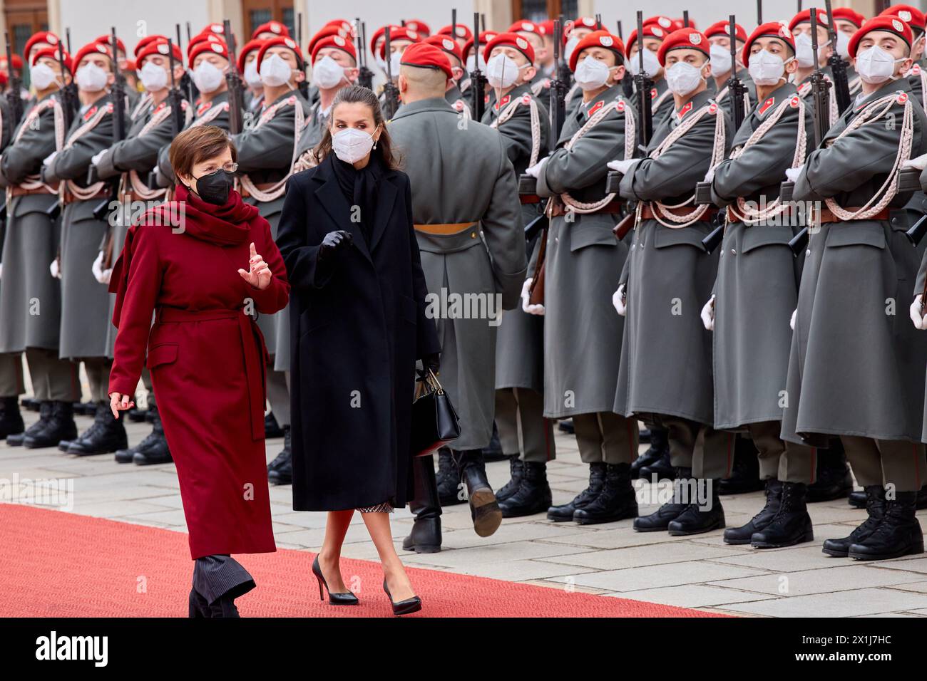 Die offizielle Begrüßungszeremonie zu Beginn des Besuchs des spanischen Königspaares im Innenhof der Wiener Hofburg am 31. Januar 2022. BILD: Frau des österreichischen Staatspräsidenten Doris Schmidauer, Königin Letizia Spaniens - 20220131 PD3009 - Rechteinfo: Rights Managed (RM) Stockfoto