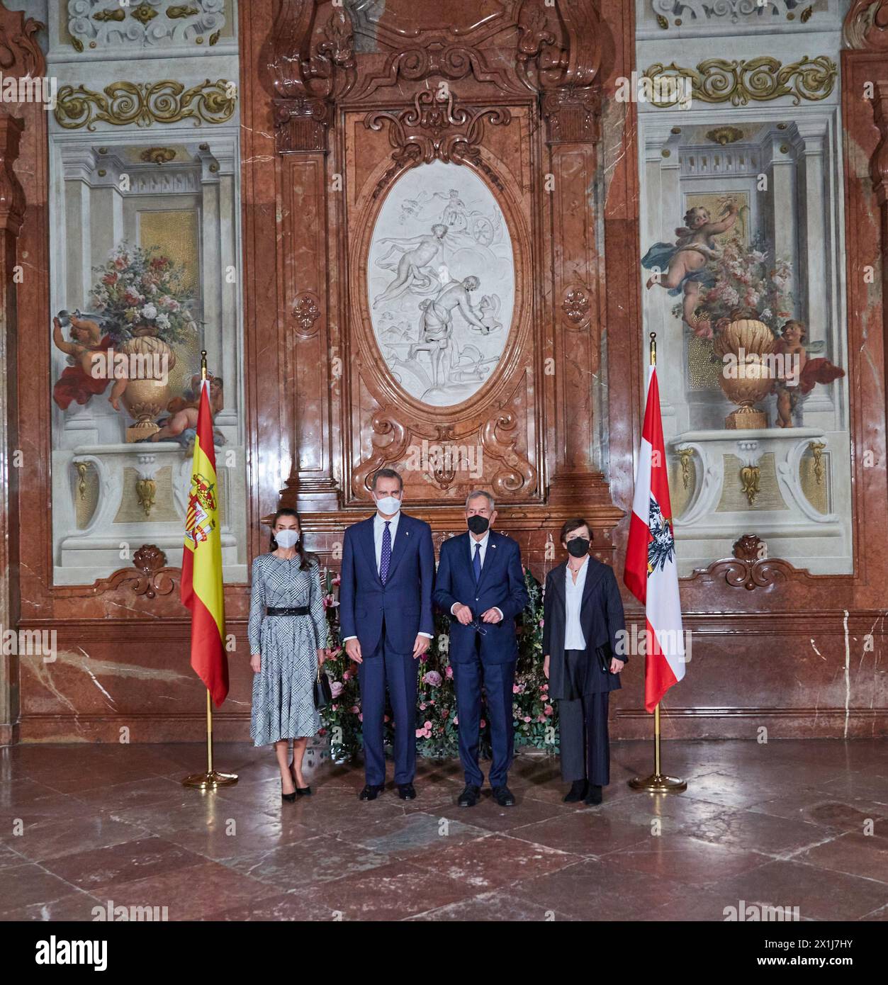 Vor der Eröffnung der Ausstellung „Dali-Freud, an Obsession“ des spanischen Malers Salvator Dali im Unteren Belvedere in Wien während des Besuchs des Königspaares in Wien am 31. Januar 2022. BILD: Spaniens König Felipe VI. Und Spaniens Königin Letizia , österreichischer Präsident Alexander Van der Bellen und seine Frau Doris Schmidauer - 20220131 PD5473 - Rechteinfo: Rechte verwaltet (RM) Stockfoto