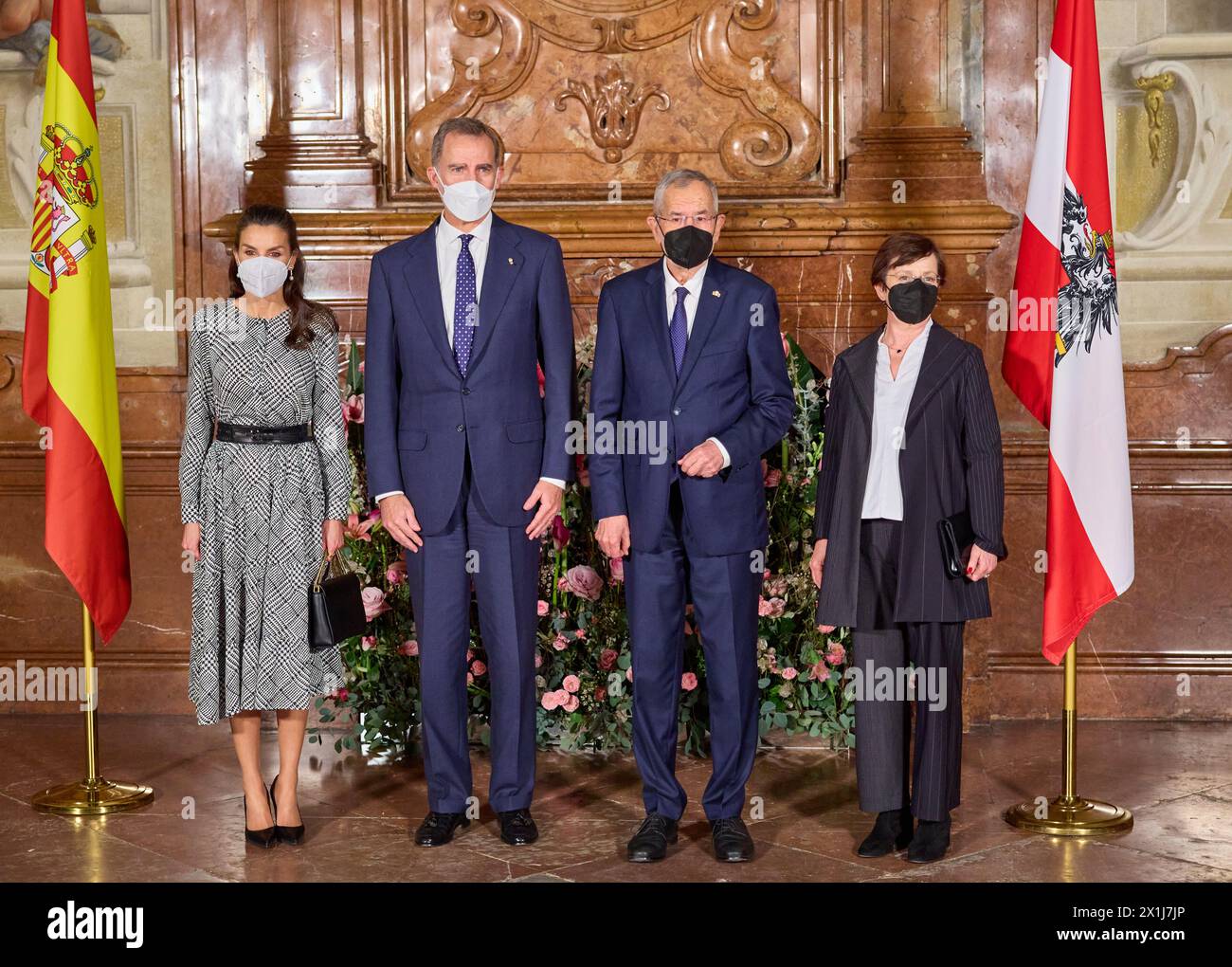 Vor der Eröffnung der Ausstellung „Dali-Freud, an Obsession“ des spanischen Malers Salvator Dali im Unteren Belvedere in Wien während des Besuchs des Königspaares in Wien am 31. Januar 2022. BILD: Spaniens König Felipe VI. Und Spaniens Königin Letizia , österreichischer Präsident Alexander Van der Bellen und seine Frau Doris Schmidauer - 20220131 PD5460 - Rechteinfo: Rechte verwaltet (RM) Stockfoto