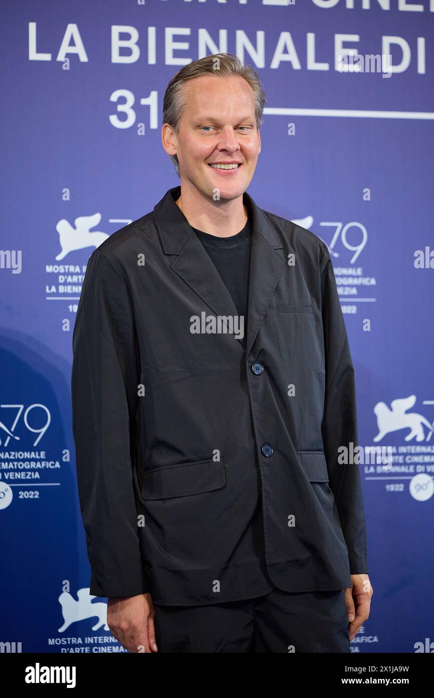 Copyright: Starpix/Alexander TUMA, 79. Venedig Filmfestival in Venedig, Italien, am 6. September 2022. Andreas Koefoed, Photocall zu „Musik für schwarze Tauben“ - 20220906 PD15526 - Rechteinfo: Rights Managed (RM) Stockfoto Copyright: Starpix/Alexander TUMA, 79. Venedig Filmfestival in Venedig, Italien, am 6. September 2022. Andreas Koefoed, Photocall zu „Musik für schwarze Tauben“ - 20220906 PD15526 - Rechteinfo: Rights Managed (RM) Stockfoto