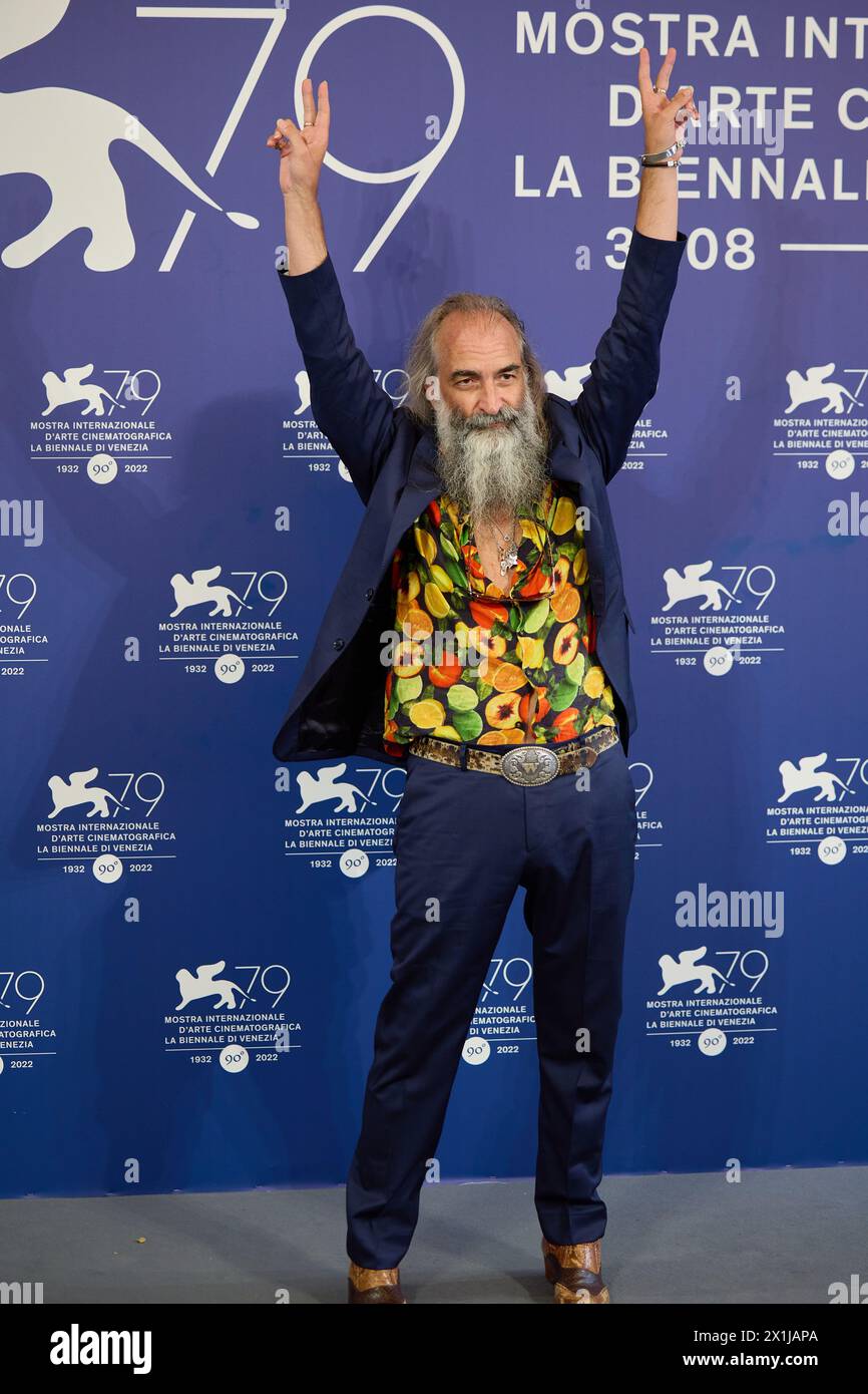 Copyright: Starpix/Alexander TUMA, 79. Venedig Filmfestival in Venedig, Italien, am 8. September 2022. Warren Ellis, Photocall für „Blond“ – 20220908 PD4618 – Rechteinfo: Rights Managed (RM) Stockfoto