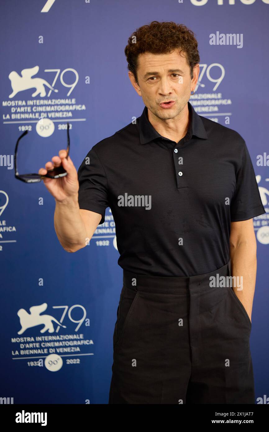 Copyright: Starpix/Alexander TUMA, 79. Venedig Filmfestival in Venedig, Italien, am 8. September 2022. Vinicio Marchioni, Photocall zu „Siccita“ – 20220908 PD4973 – Rechteinfo: Rights Managed (RM) Stockfoto