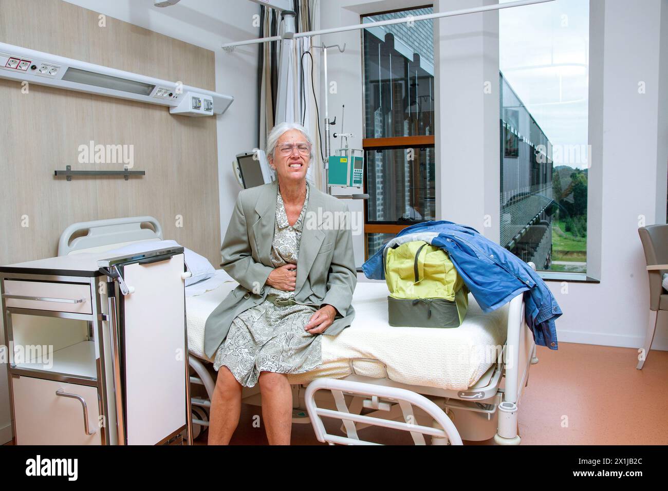 Alte Frau wird wegen starker Bauchschmerzen ins Krankenhaus eingeliefert. Die Niederlande vvbvanbree Fotografie Stockfoto