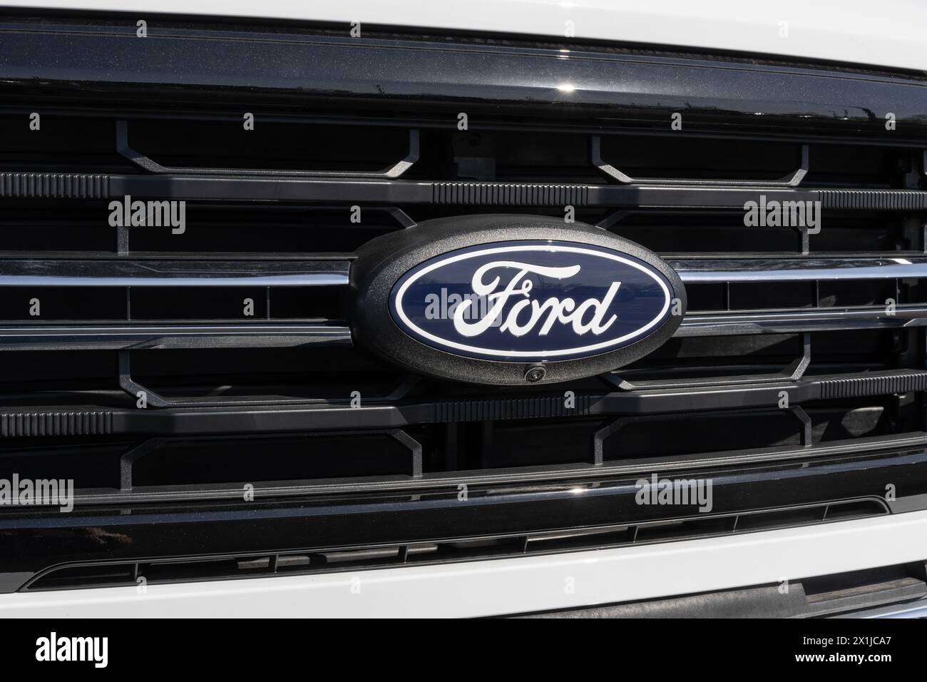 Zionsville - 14. April 2024: Ford F-150 wird in einem Händlerbetrieb ausgestellt. Der Ford F150 ist erhältlich in XL, XLT, Lariat, King Ranch, Platinum, und eingeschränkter Modus Stockfoto