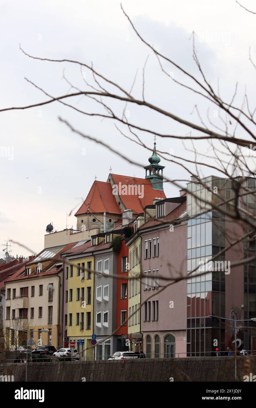 Wunderschöne winzige Straße in der Altstadt von Bratislava, Slowakei. Architektur Europas. Reiseziele Konzept. Stockfoto