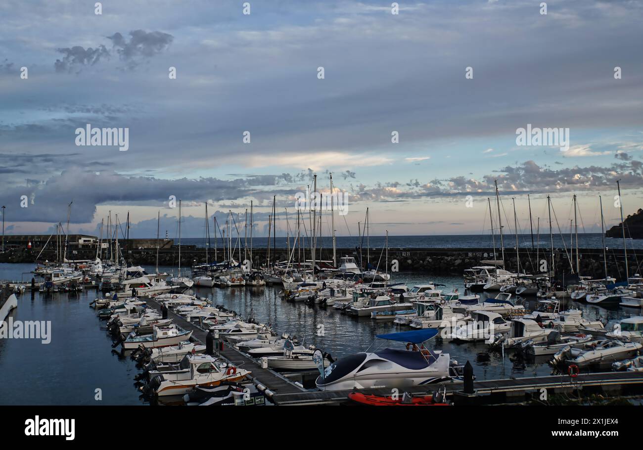 Marina de Ilha Terceira ao Entardecer Stockfoto