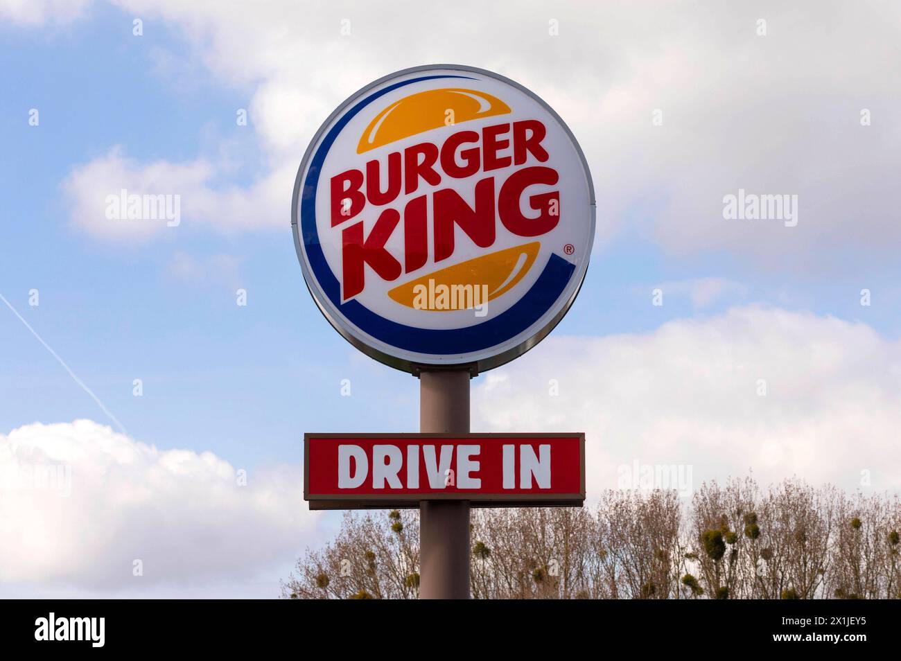 Burger King Restaurant mit Drive in dem Kunden im Auto bedient wird. Stadthagen, 14.04.2024 Symbolfoto, Symboldbild *** Burger King Restaurant mit Drive-in wo der Kunde im Auto serviert wird Stadthagen, 14 04 2024 Symbolfoto, Symbolbild Foto:XB.xSchubertx/xFuturexImagex Burger King 4403 Stockfoto