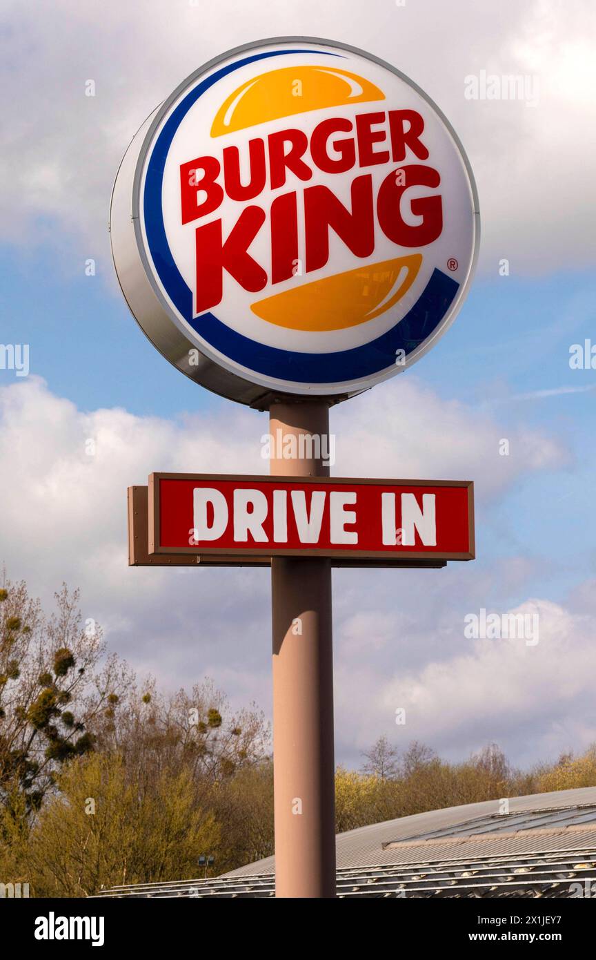 Burger King Restaurant mit Drive in dem Kunden im Auto bedient wird. Stadthagen, 14.04.2024 Symbolfoto, Symboldbild *** Burger King Restaurant mit Drive-in wo der Kunde im Auto serviert wird Stadthagen, 14 04 2024 Symbolfoto, Symbolbild Foto:XB.xSchubertx/xFuturexImagex Burger King 4402 Stockfoto