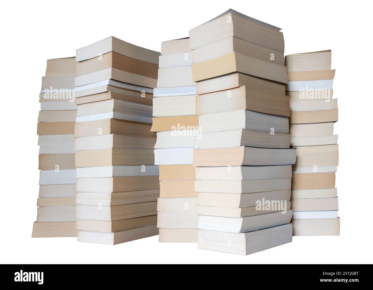 Wand aus Büchern, viele Stapel von Büchern isoliert auf weißem Hintergrund mit Beschneidungspfad. Stockfoto