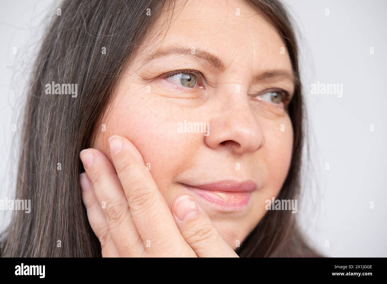 Nahaufnahme Gesicht reife Frau 55 Jahre alt, menschliches Fett Hals, Seitenansicht, doppeltes schlaffes Kinn, tiefe Falten, altersbedingte Hautveränderungen, kosmetisches Anti-Aging-Pro Stockfoto