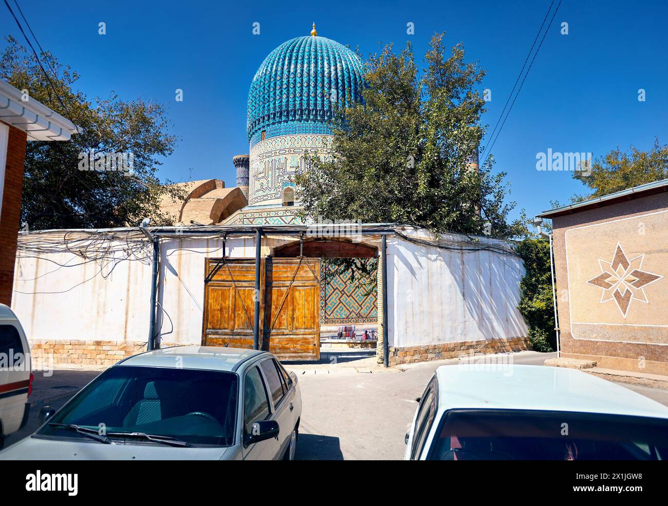 Äußere des alten Gebäudes Gur Emir Mausoleum mit Minarett und blauer Kuppel von Tamerlane Amir Timur in Samarkand, Usbekistan Stockfoto
