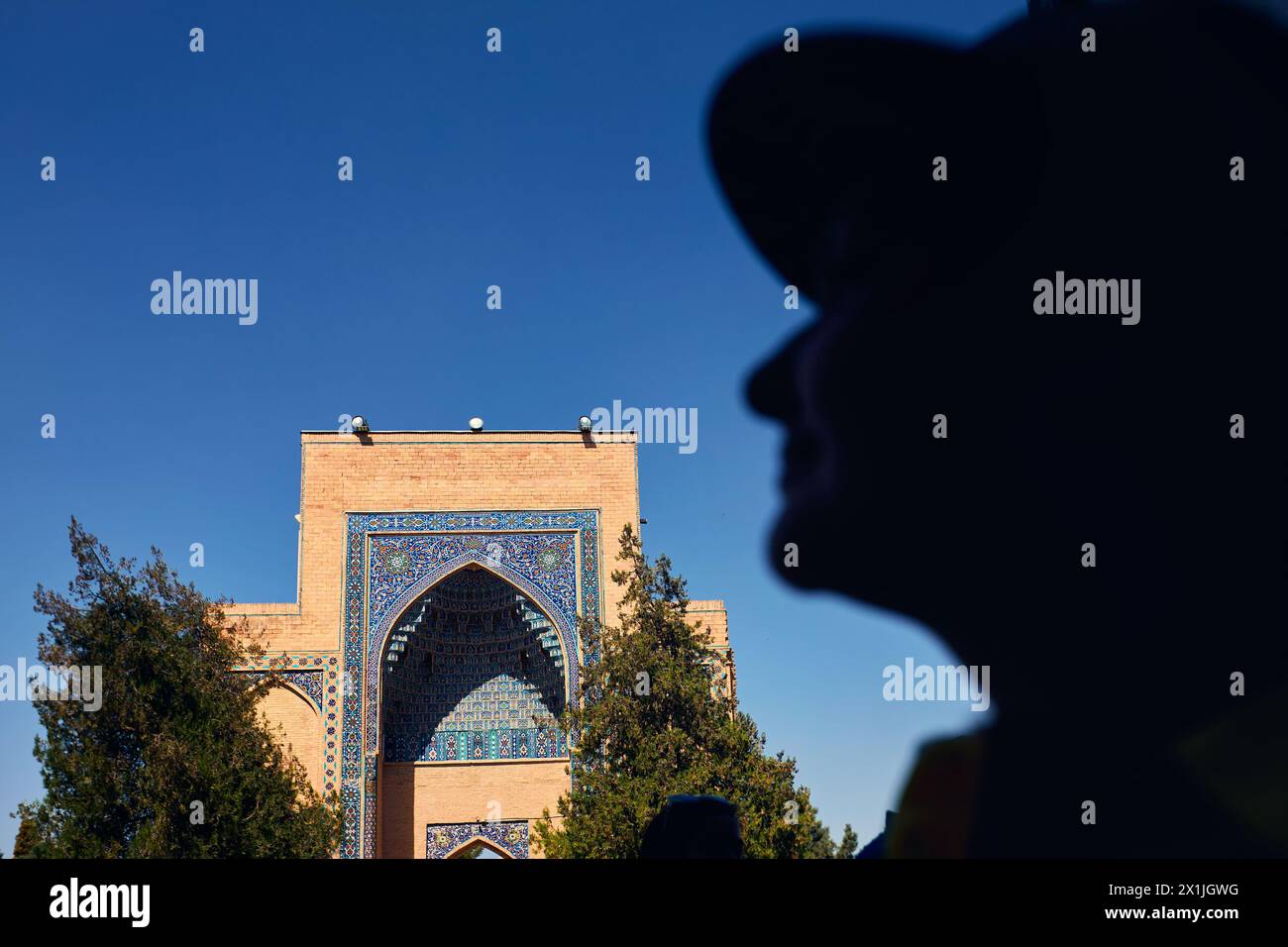 Frauengesicht in Seitenprofil Silhouette und Außenseite des alten Gebäudes Gur Emir Mausoleum von Tamerlane Amir Timur gegen blauen Himmel in Samarkand, Usbekista Stockfoto