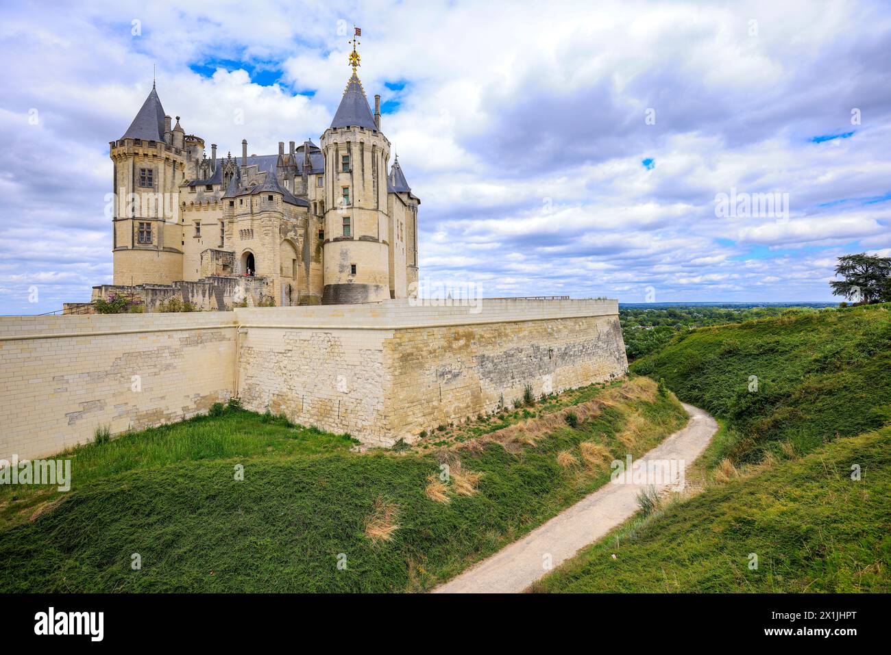 Wunderschönes Schloss Saumur, Frankreich, an der Loire unter einer wunderschönen sonnigen Wolkenlandschaft tagsüber gelegen. Stockfoto