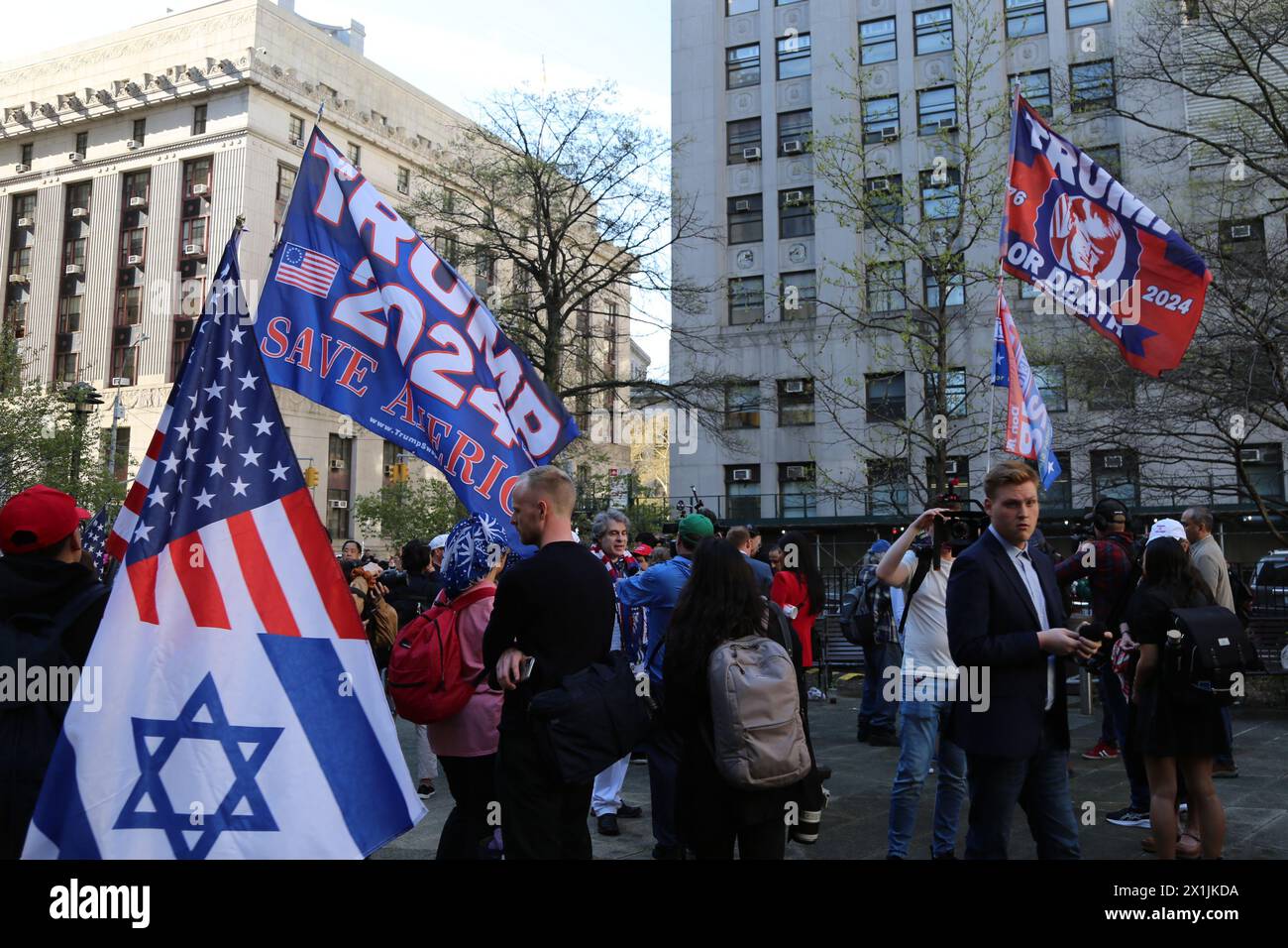 Peking, USA. April 2024. Die Anhänger des ehemaligen US-Präsidenten Donald Trump tauchten am 15. April 2024 im Collect Pond Park vor dem Gebäude des New York County Criminal Court in New York auf. Der ehemalige US-Präsident Donald Trump erschien am Montag vor einem Strafgericht in Manhattan, New York City, in dem Fall "Schweigen des Geldes", was ihn zum ersten ehemaligen US-Präsidenten machte, der einen Strafprozess durchstand. Quelle: Liu Yanan/Xinhua/Alamy Live News Stockfoto