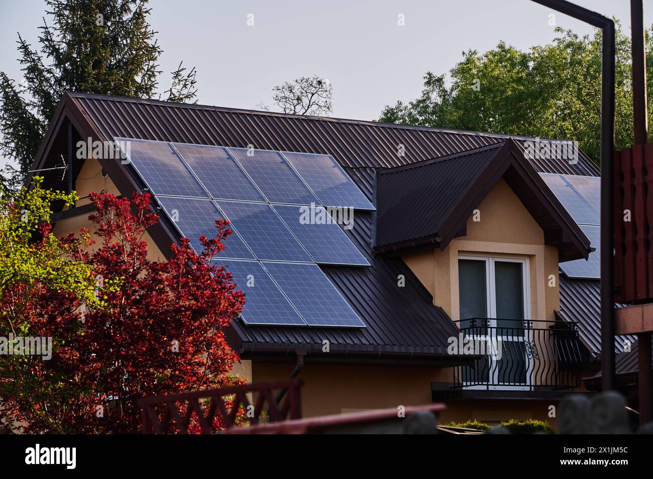 Einfamilienhaus mit Sonnenkollektoren auf dem Dach zur Erzeugung von Solarenergie für Ihre eigenen Bedürfnisse Stockfoto