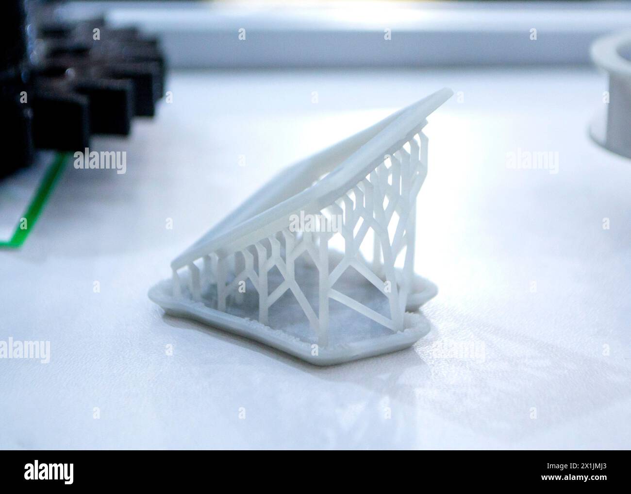 3D-gedrucktes Objekt aus Harzpolymerisation. Teile, die auf dem 3D-Drucker aus gehärtetem Harz erstellt wurden. Details, die auf 3D-Drucker mit SLA-Drucktechnologie gedruckt werden. Neue moderne Additive 3D-Drucktechnologien Stockfoto