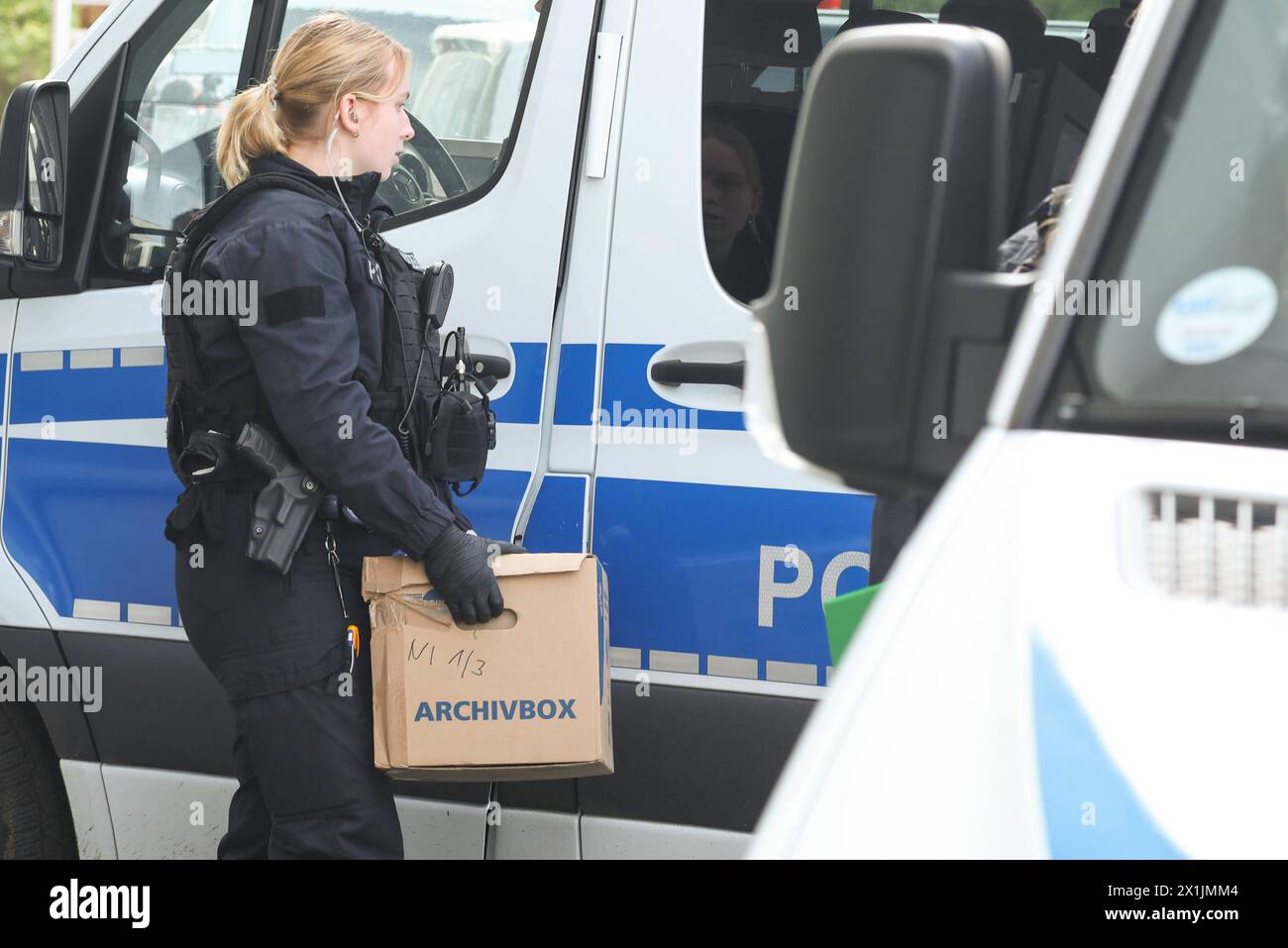 Niedersachsen, Hannover, razzia bei der AfD: Staatsanwaltschaft Hannover durchsucht Parteizentrale, Beamte sichern Beweismaterial, *** Niedersachsen, Hannover, Razzia bei der AfD Hannover Staatsanwaltschaft durchsucht Parteizentrale, Beamte sichern Beweismaterial, Stockfoto