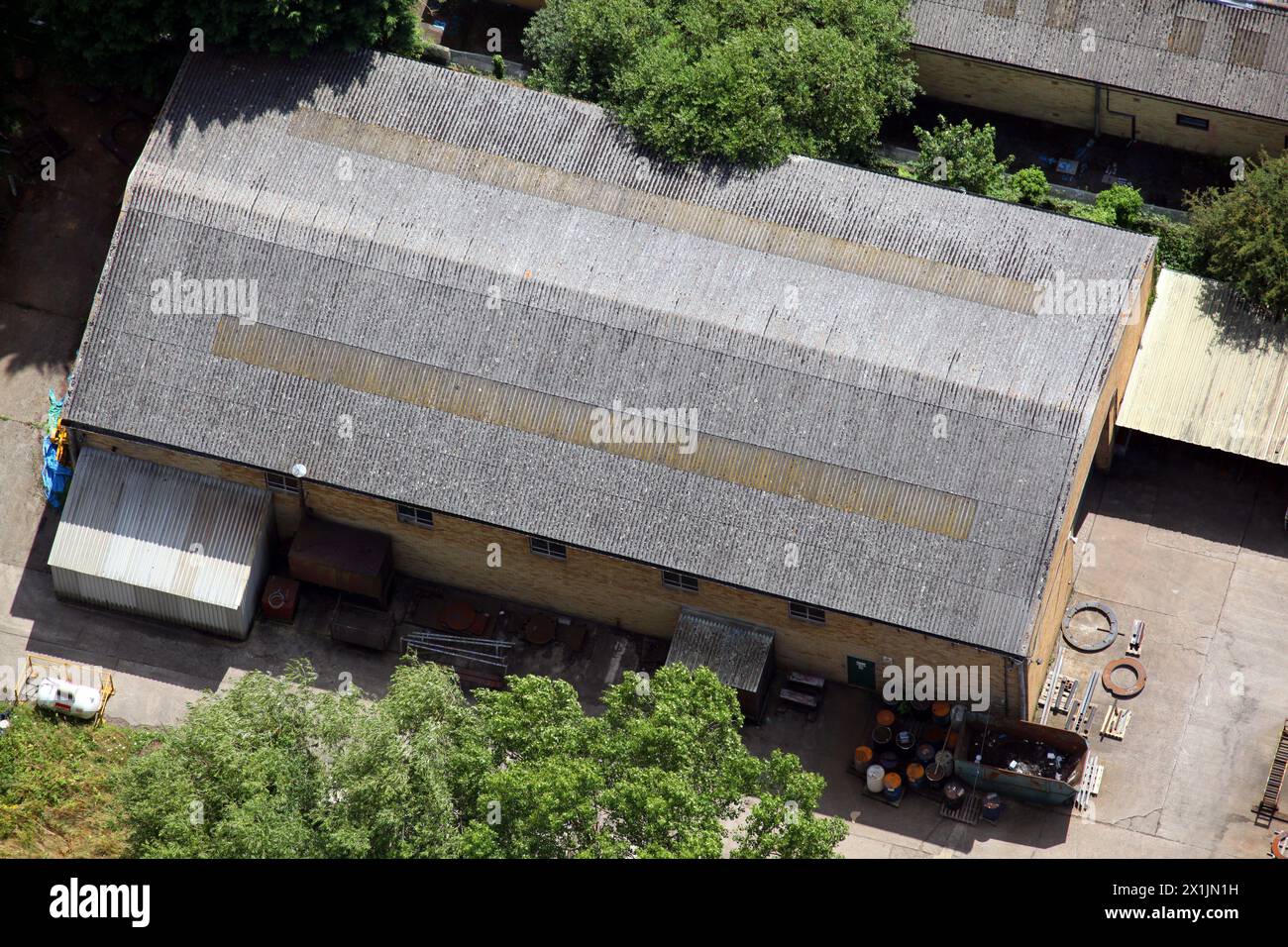 Aus der Vogelperspektive eines Lagergebäudes mit grauem Asbestdach Stockfoto