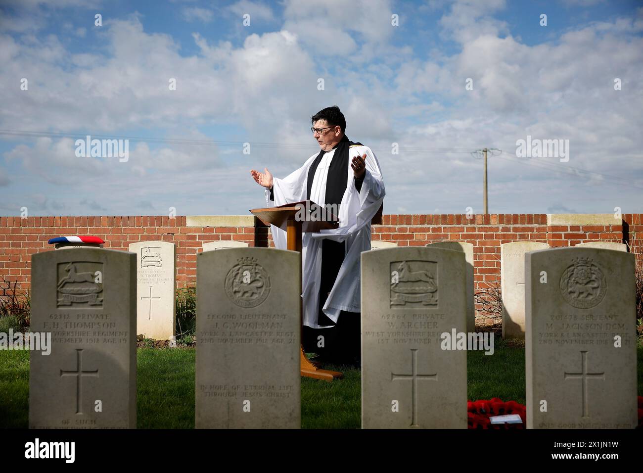 © PHOTOPQR/VOIX DU NORD/PIERRE ROUANET; 17/04/2024; AUBERCHICOURT, LE 17/04/2024. Ceremonie (Wiedereinweihungsdienst) pour un soldat inconnu britannique de la Premiere Guerre mondiale (Grande Guerre, 1. Weltkrieg, 1. Weltkrieg) Recemment identifie au cimetiere britannique d'Auberchicourt (britischer Friedhof Auberchicourt), le Private Charles Ernest Lane du 1. Bataillon des York and Lancaster Regiments, en Presence de ses der Nachkommen, du verehrst Robert Desics et de Representants du Commonwealth. Charles Ernest Lane, ne a Aston (Angleterre) en 1890 et employe dans une usine de caoutchouc, EST mort sous le Stockfoto