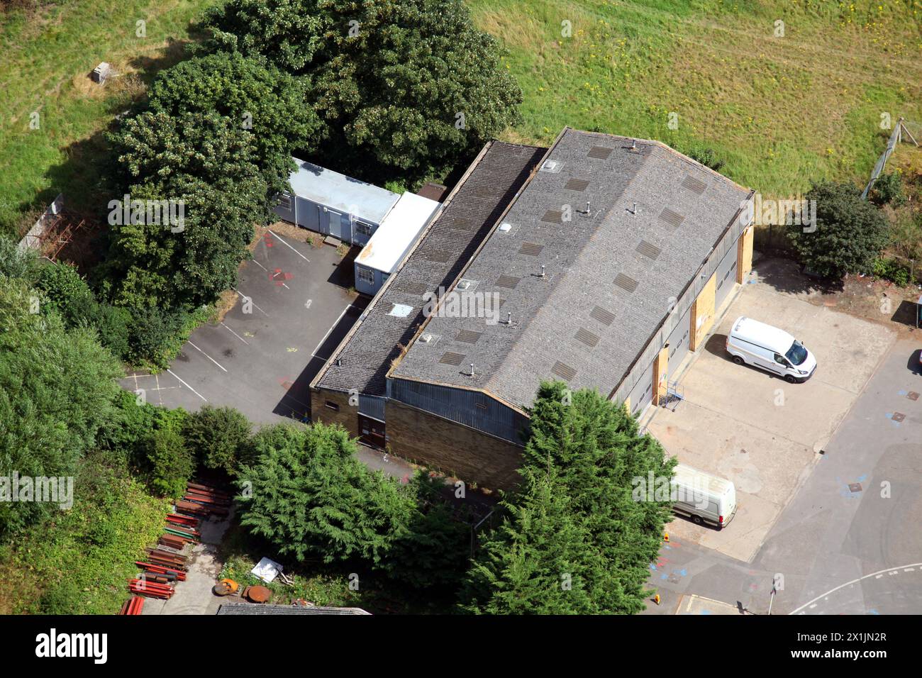 Aus der Vogelperspektive eines Lagergebäudes mit grauem Asbestdach Stockfoto