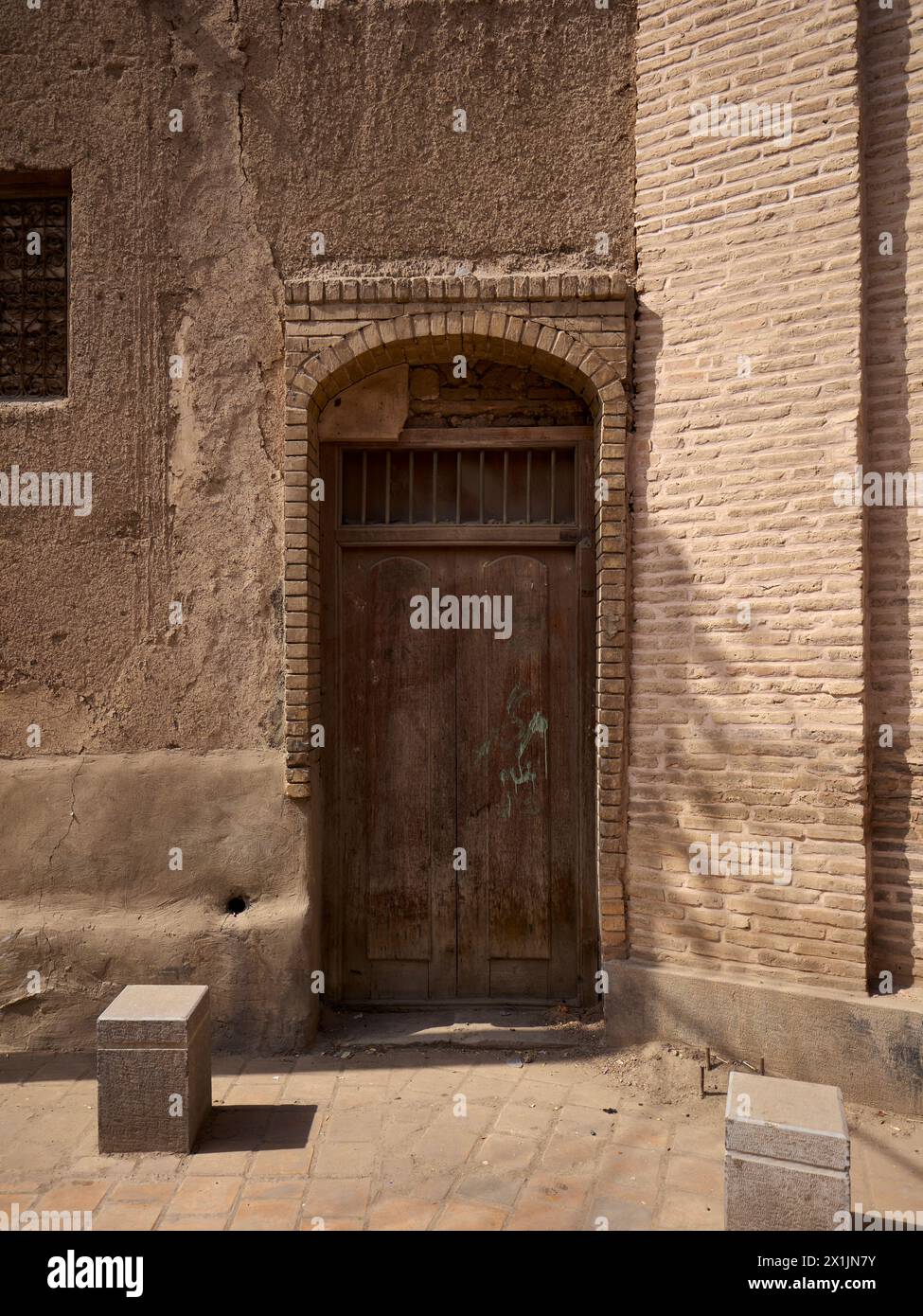 Geschlossene Eingangstür eines traditionellen persischen Hauses im historischen Zentrum von Isfahan, Iran. Stockfoto