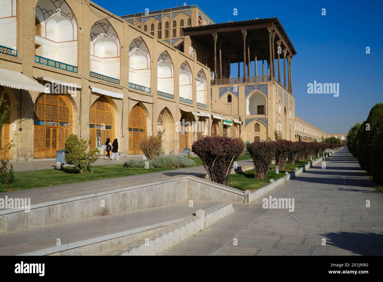 Seitenansicht des Ali Qapu-Palastes auf dem Naqsh-e Jahan-Platz, UNESCO-Weltkulturerbe. Isfahan, Iran. Stockfoto