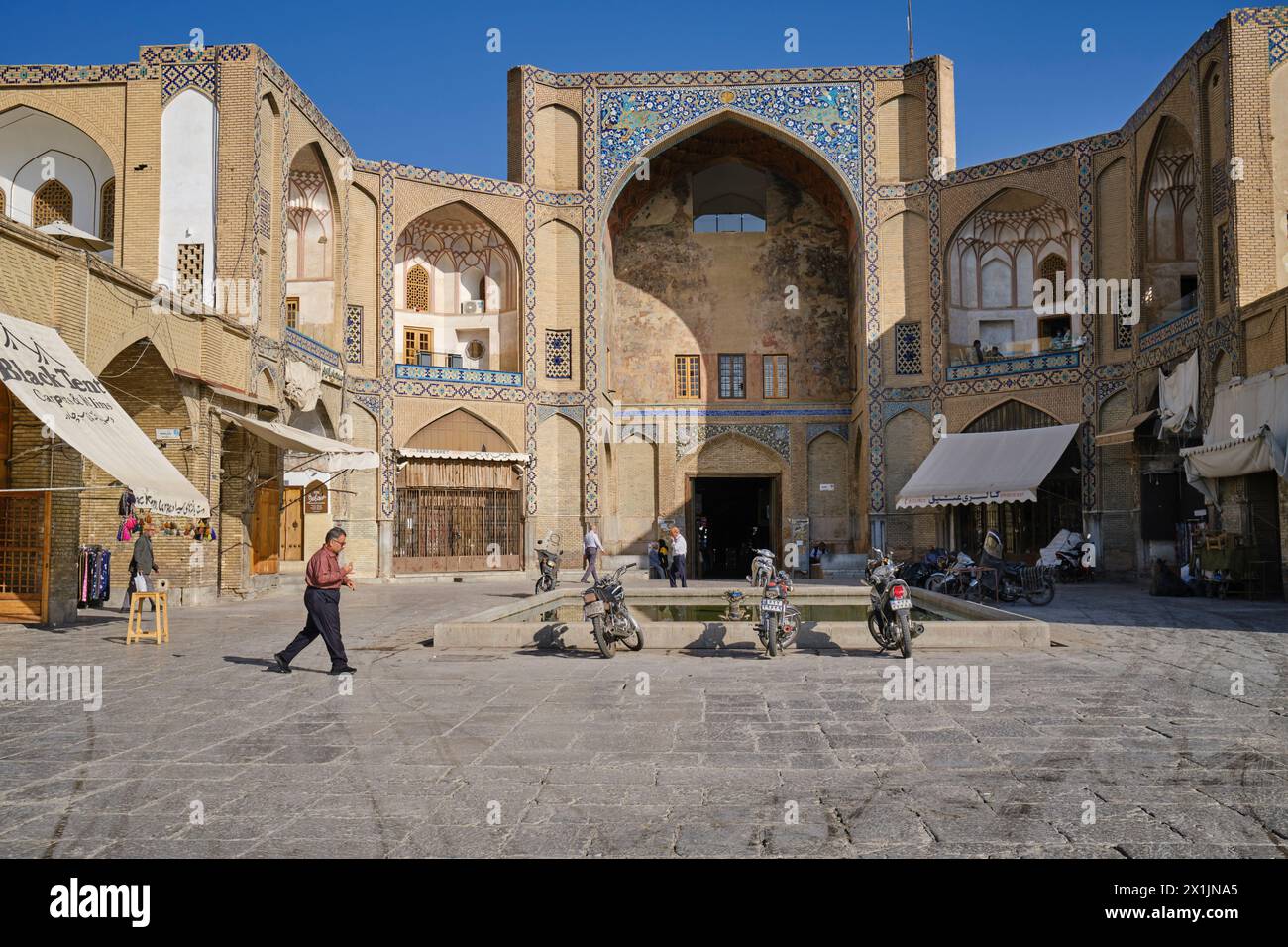 Frontansicht auf das Qeysarie-Tor, das Haupttor zum Großen Basar von Isfahan auf dem Naqsh-e Jahan-Platz. Isfahan, Iran. Stockfoto