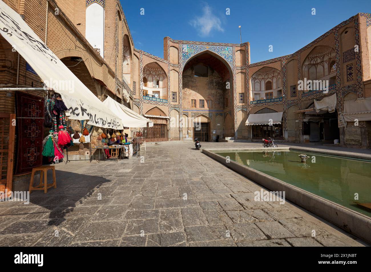 Außenansicht des Qeysarie-Tors, dem Haupttor zum Großen Basar von Isfahan auf dem Naqsh-e Jahan-Platz. Isfahan, Iran. Stockfoto